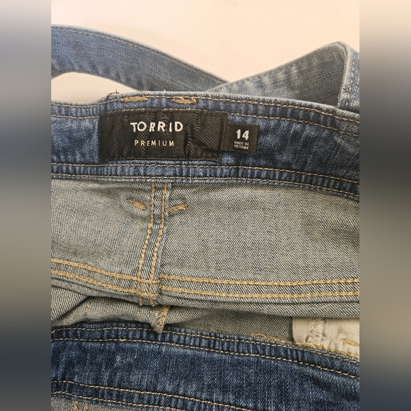 Torrid Premium-Distresed  Denim Short Overalls Women's SZ 14" - Picture 9 of 9